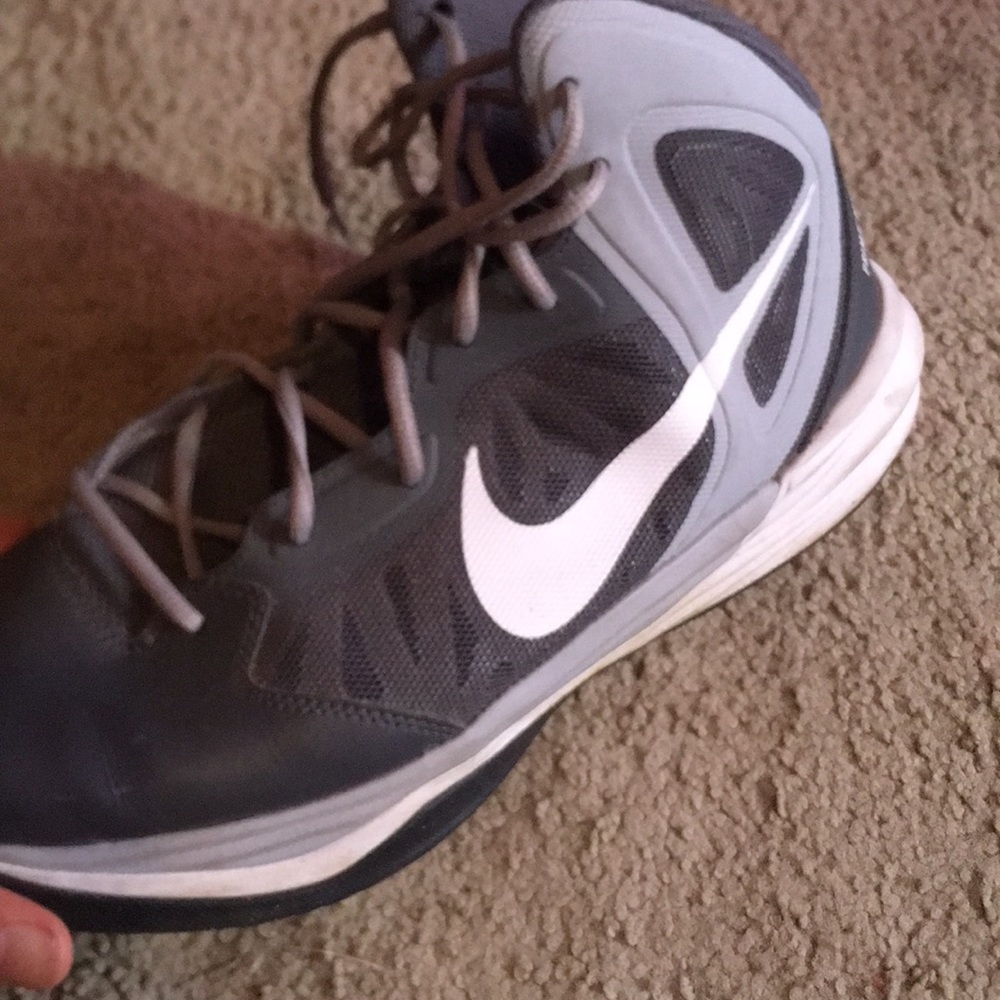 Basketball shoe
